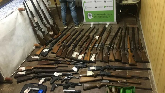 Denunció a un hombre por violencia de género: le encontraron más de 40 armas y miras telescópicas