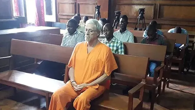 Una banda criminal africana engañó a ancianos para que sean "mulas ciegas": transportaban droga en latas de galletas
