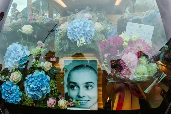 El funeral de Sinéad O'Connor reunió a miles de personas en un pueblo costero de Irlanda