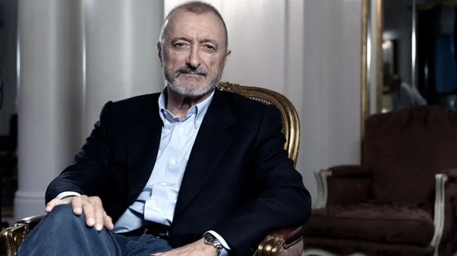El escritor Arturo Pérez-Reverte confesó que robó dos bancos