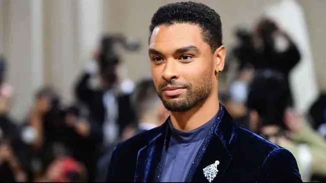El "duque" de Bridgerton destronó a Chris Hemsworth y es el hombre más "perfecto" del mundo