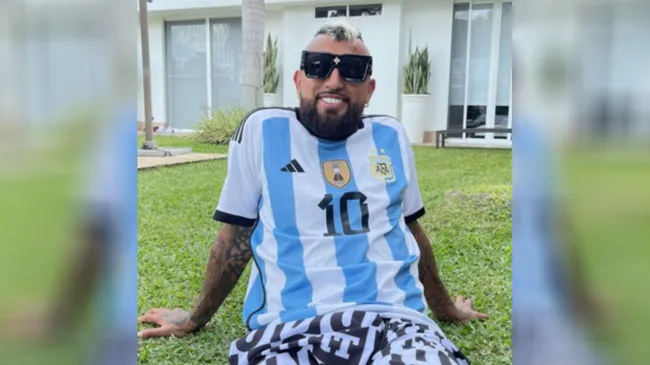 Arturo Vidal festejó con la camiseta argentina, cruzó a Mbappé y desató la furia en Chile