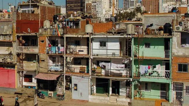 Temor al contagio, hambre y hacinamiento: cómo se vive la cuarentena en las villas