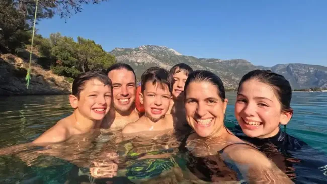 Emocionante historia: una familia lleva a sus hijos a conocer el mundo antes de que queden ciegos