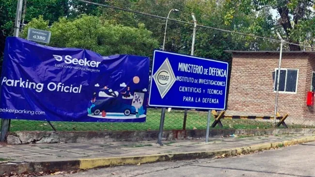 Denuncian a Luis Petri por usar un predio del Ministerio de Defensa como "parking" de un recital de rock