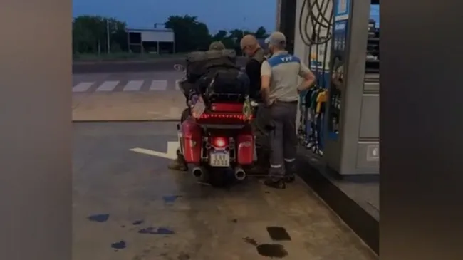 Tristeza nao tem fim | Motoqueros brasileños fueron a cargar nafta con sus Harley en Misiones y les pusieron gasoil