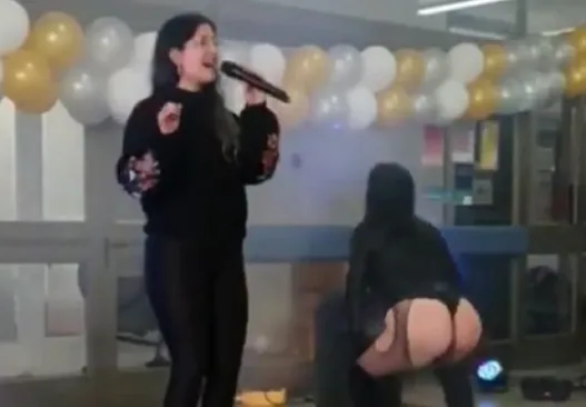 Realizaron un show erótico para celebrar un aniversario en un centro de salud familiar