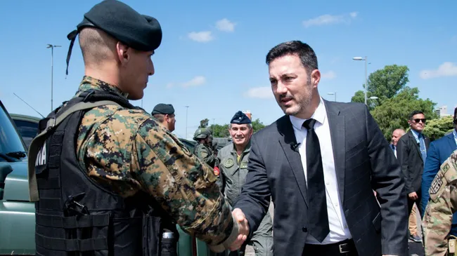 Dos exministros de Defensa criticaron a Luis Petri por autorizar a militares a detener a civiles en la frontera norte
