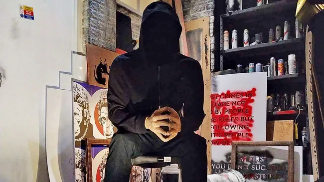 Medios ingleses difundieron fotos inéditas de Banksy, el famoso artista callejero