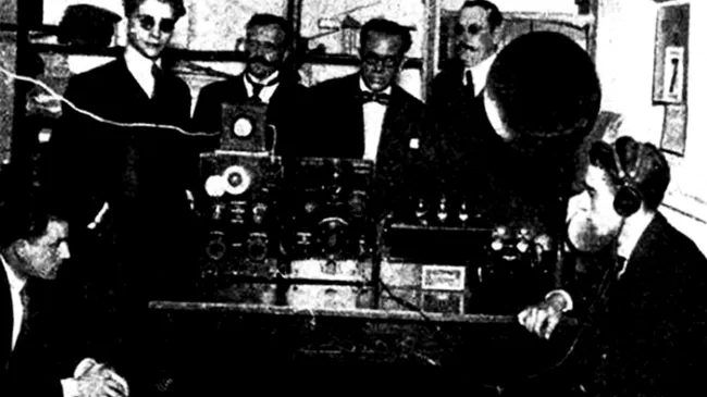 En el Día de la Radio, recordamos a "los locos de la Azotea" que hace 99 años hicieron la primera transmisión