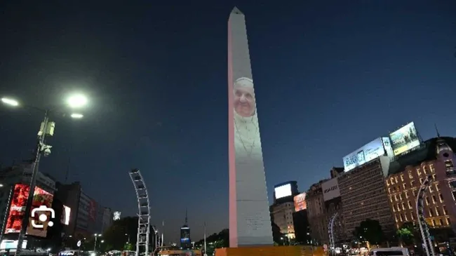 Muerte del Papa Francisco: el Obelisco, la Torre Eiffel y la catedral de Notre Dame, rinden homenaje al pontífice argentino