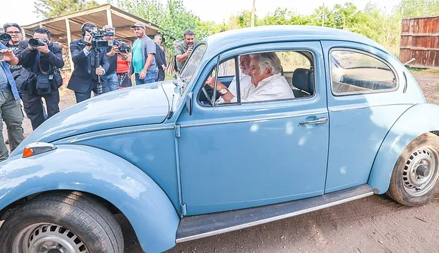 Pepe Mujica y la felicidad que no le llegó a costa de hoz, motosierra ni martillo