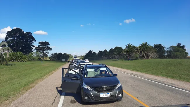 Largas filas y horas de demora para cruzar de Uruguay a Argentina: colapso por los viajes por Semana Santa