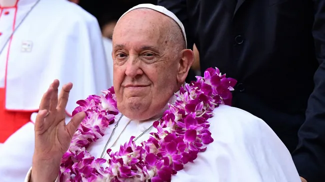 Entre flores y jóvenes, el papa Francisco se despidió de Singapur y regresa a Roma