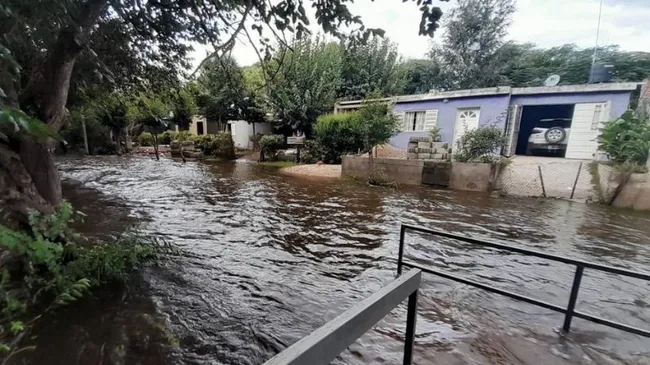 28 familias afectadas por la crecida del río en La Calera; el municipio denuncia falta de coordinación