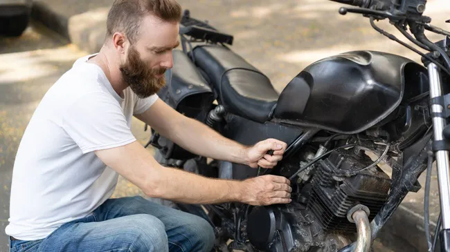 Sueldos de mecánicos de motos: las nuevas escalas vigentes para todas las categorías del sector