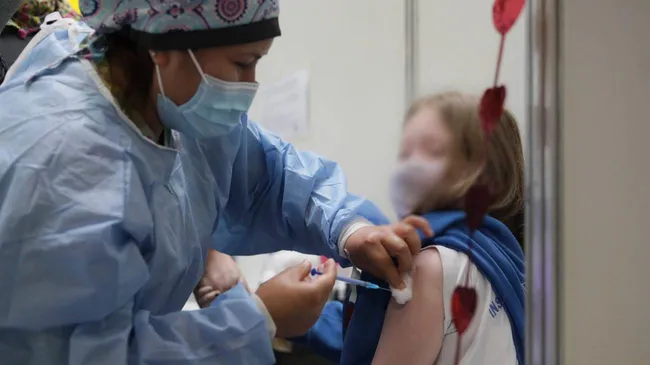 Alertan por un extraño síndrome que afectaría a los niños contagiados con Ómicron