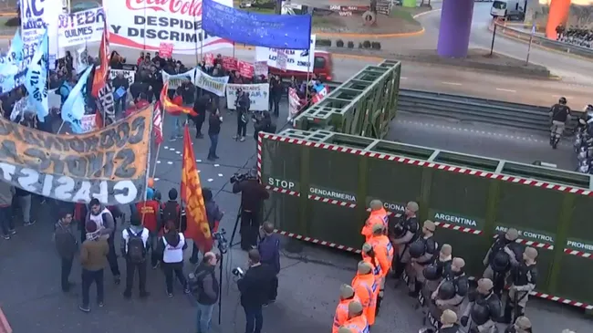 Manifestantes protestan por despidos en Puente Pueyrredón y Prefectura utiliza la 'supervalla'