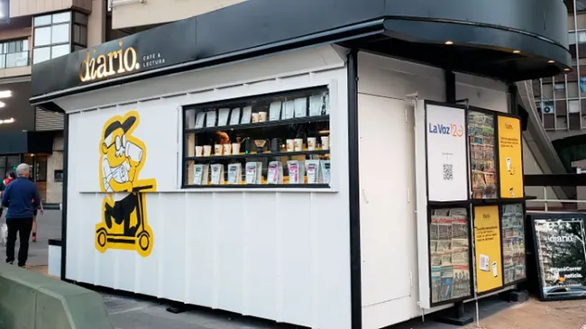 Más que diarios: cómo un nuevo enfoque cafetero renovó un emblemático puesto de Plaza España
