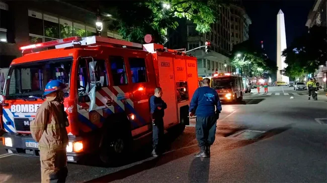 Incendio en un hotel en pleno centro porteño: hubo un centenar de evacuados