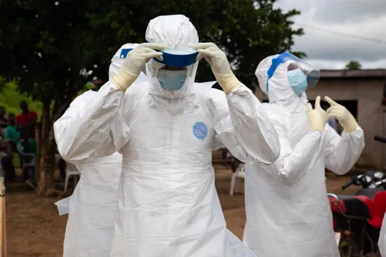 El jefe de la OMS llegó al epicentro del brote de ébola en Congo mientras crece la alerta mundial