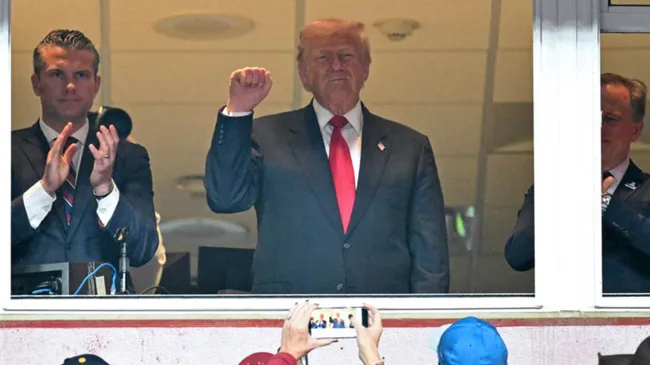 Donald Trump llegó tarde a un partido de la NFL tras un riesgoso sobrevuelo con el Air Force One y fue abucheado