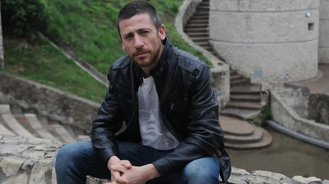 Trabajó en el correo, estudió periodismo y es el actor favorito de las series