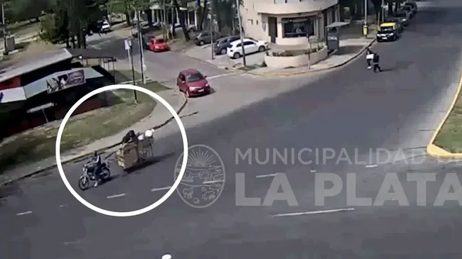 Video: robaron una barrera de un paso a nivel y se la llevaron en moto