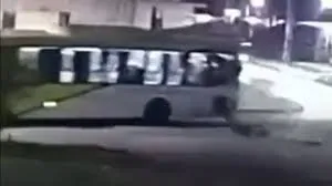 Pasajero cayó por la ventana de un colectivo