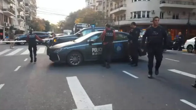 Un hombre amenazó con detonar una bomba en el Hotel Alvear porque le negaron una habitación: "Tengo cuatro kilos de explosivos"