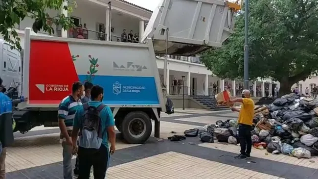 La Rioja: tiraron basura en la puerta de la Municipalidad y Macri responsabilizó al gobernador