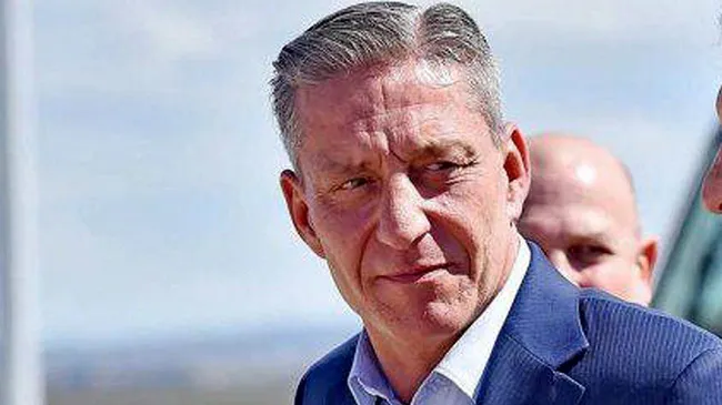 El gobernador de Chubut baja a sus candidatos y apoya al kirchnerismo