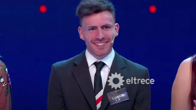 Un participante de Los 8 Escalones fue con la corbata de Ángel Labruna, ídolo de River