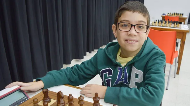 El pequeño "Messi" del ajedrez: a los 10 años Faustino le ganó al número 1, rompió récords mundiales y va por más