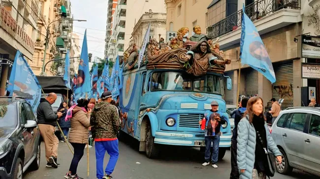 Un arca de Noé peronista, la imagen de Kirchner y la militancia coparon el acto