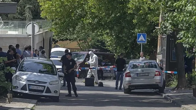 Un loco con una ballesta atacó a un guardia frente la embajada israelí en Serbia