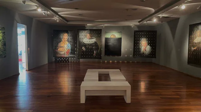 Rembrandt, Da Vinci, Vermeer con espinas, tapados con pintura negra o quemados, en la obra de Martín La Rosa