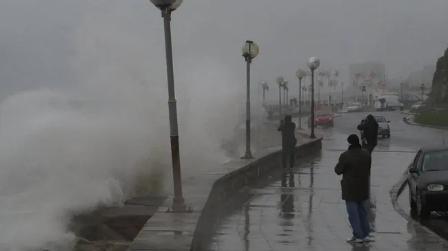 Violento temporal en la Costa, con olas gigantes de 7 metros, inundaciones y puertos cerrados: los videos más impactantes