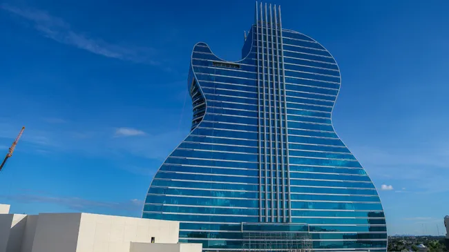 Video | Inauguran el primer hotel del mundo con forma de guitarra