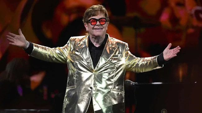 Elton John lanza "Who Believes in Angels?", un álbum que recupera el desenfreno de los setenta