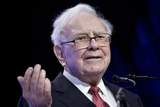 Warren Buffett se rinde ante Amazon y compra participación