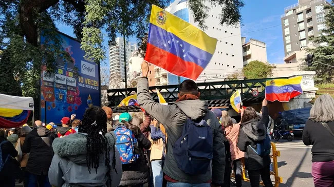 Residentes venezolanos votaron en la embajada en Buenos Aires para definir el próximo presidente