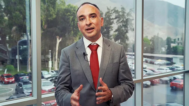 Maxi Aguiar, el ascendente estratega político argentino del presidente Vizcarra