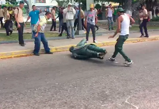 Video | Destruyen a golpes una estatua de Hugo Chávez