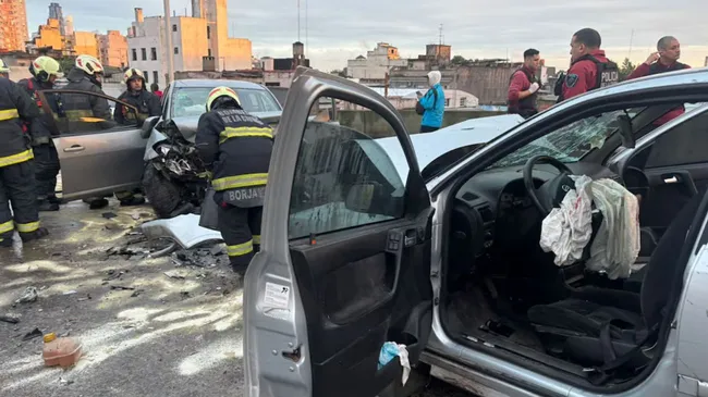 Violento choque sobre el puente Avellaneda: tres heridos graves
