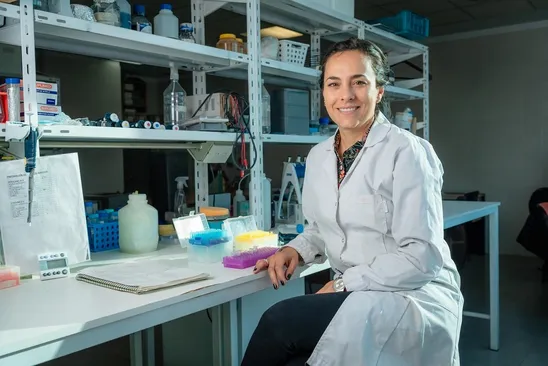 La científica que analiza el pasado de las bacterias para buscar claves del futuro biotecnológico