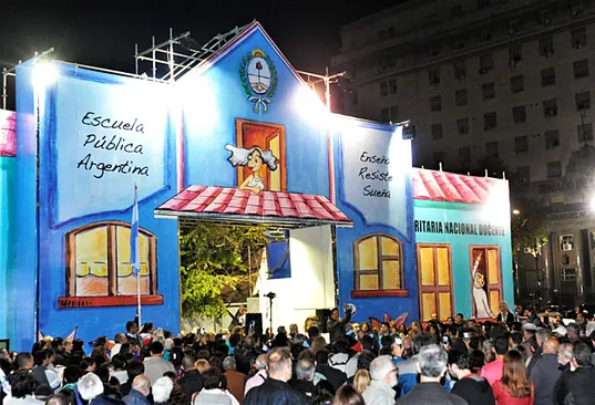 Una noche en la “escuela itinerante”: tensión, guardias y muestras de apoyo