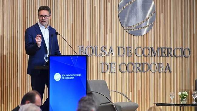 Sandleris advirtió que un mal resultado electoral del oficialismo podría reavivar la presión cambiaria