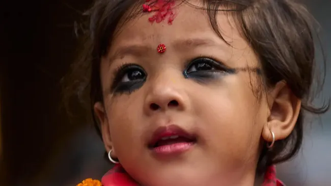 Una niña de Nepal fue proclamada "diosa viviente": cómo es la tradición que la obliga a separarse de su familia y vivir aislada