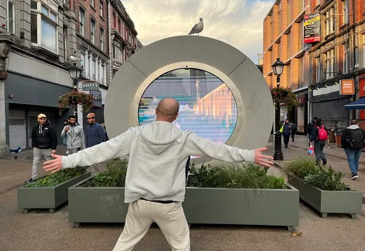 Una escultura circular conecta la capital de Irlanda con Nueva York, Lituania y Polonia